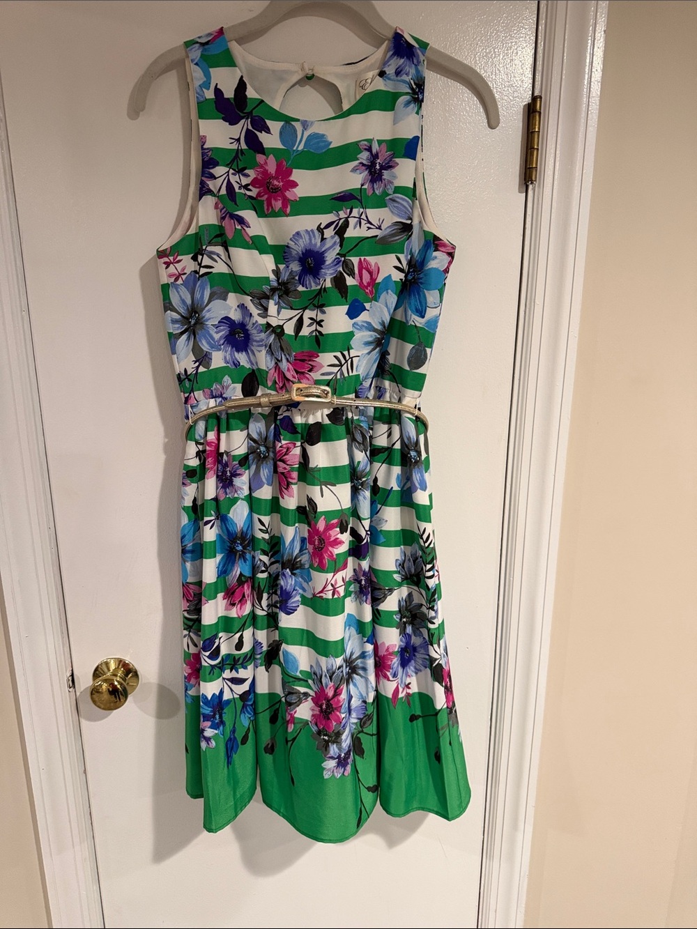 Women’s floral print A-line dress' with removable belt.